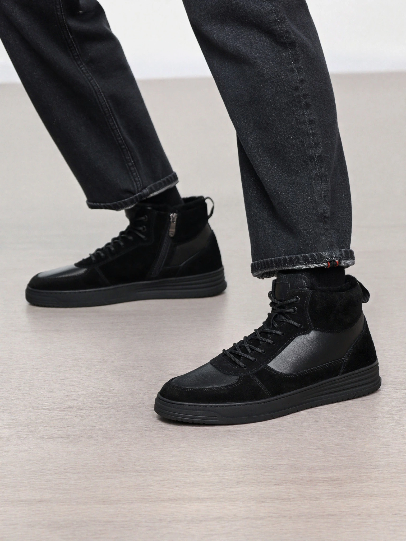 Ботинки комбинированные черного цвета на низкой платформе